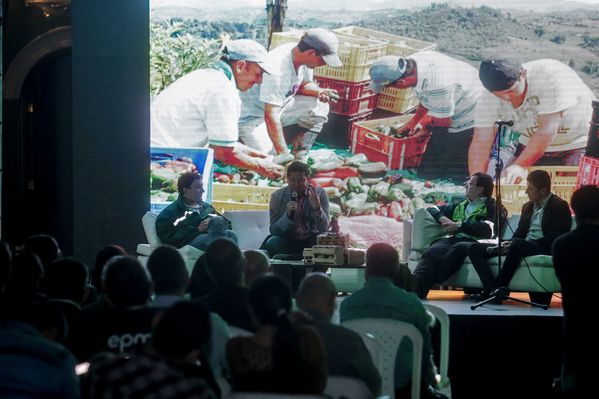 Presentación de proyectos
Presentación de proyectos
Fecha: Febrero 23 de 2015. Lugar: El peñol, campamento farallones
Para descargar esta fotografía en alta resolución, haga clic sobre la imagen hasta que la misma se despliegue en la pantalla completa; luego dé clic derecho y elija la opción "guardar imagen como". 
En caso de publicación por cualquier medio, solicitamos acompañarla del crédito: "Foto EPM"
Palabras clave: Presentación proyectos