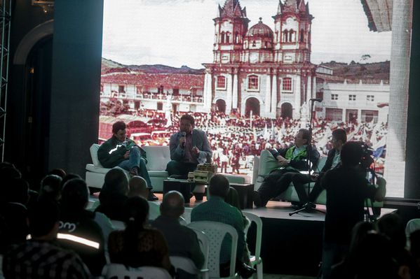 Presentación de proyectos
Presentación de proyectos
Fecha: Febrero 23 de 2015. Lugar: El peñol, campamento farallones
Para descargar esta fotografía en alta resolución, haga clic sobre la imagen hasta que la misma se despliegue en la pantalla completa; luego dé clic derecho y elija la opción "guardar imagen como". 
En caso de publicación por cualquier medio, solicitamos acompañarla del crédito: "Foto EPM"
Palabras clave: Presentación proyectos