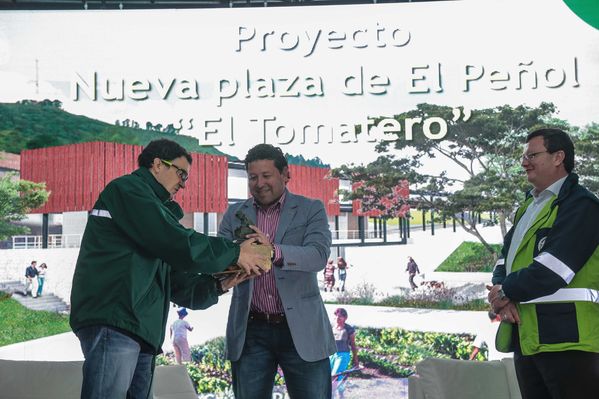 Presentación de proyectos
Presentación de proyectos
Fecha: Febrero 23 de 2015. Lugar: El peñol, campamento farallones
Para descargar esta fotografía en alta resolución, haga clic sobre la imagen hasta que la misma se despliegue en la pantalla completa; luego dé clic derecho y elija la opción "guardar imagen como". 
En caso de publicación por cualquier medio, solicitamos acompañarla del crédito: "Foto EPM"
Palabras clave: Presentación proyectos