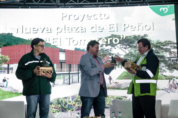 Presentación de proyectos
Presentación de proyectos
Fecha: Febrero 23 de 2015. Lugar: El peñol, campamento farallones
Para descargar esta fotografía en alta resolución, haga clic sobre la imagen hasta que la misma se despliegue en la pantalla completa; luego dé clic derecho y elija la opción "guardar imagen como". 
En caso de publicación por cualquier medio, solicitamos acompañarla del crédito: "Foto EPM"
Palabras clave: Presentación proyectos