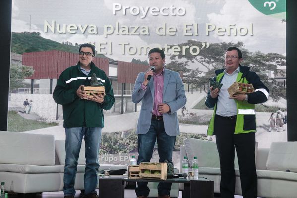 Presentación de proyectos
Presentación de proyectos
Fecha: Febrero 23 de 2015. Lugar: El peñol, campamento farallones
Para descargar esta fotografía en alta resolución, haga clic sobre la imagen hasta que la misma se despliegue en la pantalla completa; luego dé clic derecho y elija la opción "guardar imagen como". 
En caso de publicación por cualquier medio, solicitamos acompañarla del crédito: "Foto EPM"
Palabras clave: Presentación proyectos