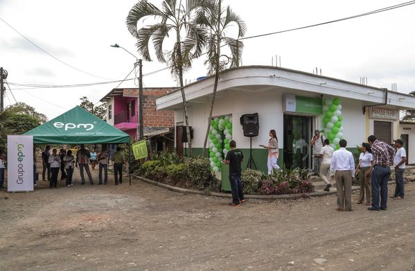 Jornada en Urabá
Jornada en Urabá
Fecha: Febrero 6 de 2015. Lugar: Urabá
Para descargar esta fotografía en alta resolución, haga clic sobre la imagen hasta que la misma se despliegue en la pantalla completa; luego dé clic derecho y elija la opción "guardar imagen como". 
En caso de publicación por cualquier medio, solicitamos acompañarla del crédito: "Foto EPM"
Palabras clave: Jornada Urabá