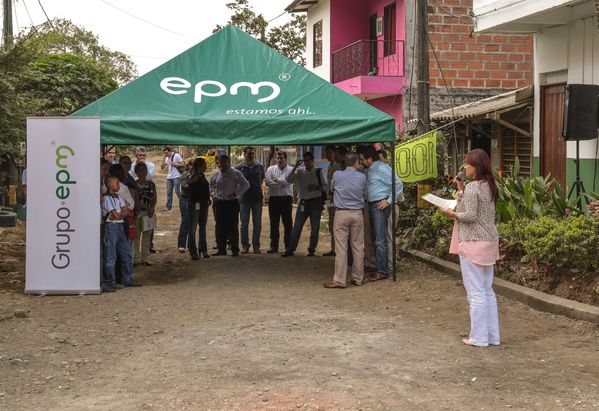 Jornada en Urabá
Jornada en Urabá
Fecha: Febrero 6 de 2015. Lugar: Urabá
Para descargar esta fotografía en alta resolución, haga clic sobre la imagen hasta que la misma se despliegue en la pantalla completa; luego dé clic derecho y elija la opción "guardar imagen como". 
En caso de publicación por cualquier medio, solicitamos acompañarla del crédito: "Foto EPM"
Palabras clave: Jornada Urabá