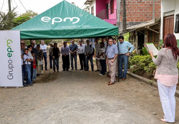 Jornada en Urabá
Jornada en Urabá
Fecha: Febrero 6 de 2015. Lugar: Urabá
Para descargar esta fotografía en alta resolución, haga clic sobre la imagen hasta que la misma se despliegue en la pantalla completa; luego dé clic derecho y elija la opción "guardar imagen como". 
En caso de publicación por cualquier medio, solicitamos acompañarla del crédito: "Foto EPM"
Palabras clave: Jornada Urabá