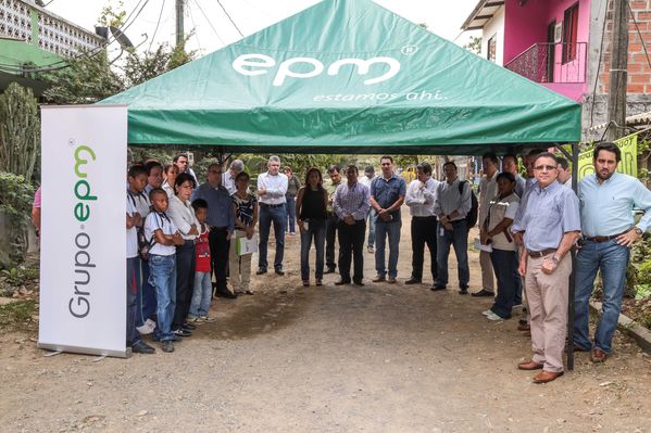 Jornada en Urabá
Jornada en Urabá
Fecha: Febrero 6 de 2015. Lugar: Urabá
Para descargar esta fotografía en alta resolución, haga clic sobre la imagen hasta que la misma se despliegue en la pantalla completa; luego dé clic derecho y elija la opción "guardar imagen como". 
En caso de publicación por cualquier medio, solicitamos acompañarla del crédito: "Foto EPM"
Palabras clave: Jornada Urabá