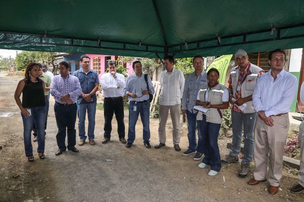 Jornada en Urabá
Jornada en Urabá
Fecha: Febrero 6 de 2015. Lugar: Urabá
Para descargar esta fotografía en alta resolución, haga clic sobre la imagen hasta que la misma se despliegue en la pantalla completa; luego dé clic derecho y elija la opción "guardar imagen como". 
En caso de publicación por cualquier medio, solicitamos acompañarla del crédito: "Foto EPM"
Palabras clave: Jornada Urabá