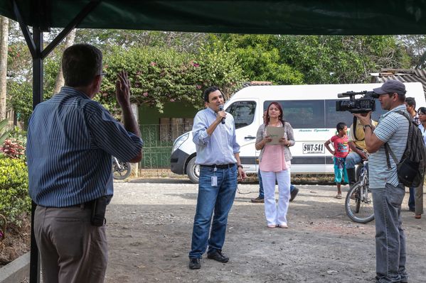 Jornada en Urabá
Jornada en Urabá
Fecha: Febrero 6 de 2015. Lugar: Urabá
Para descargar esta fotografía en alta resolución, haga clic sobre la imagen hasta que la misma se despliegue en la pantalla completa; luego dé clic derecho y elija la opción "guardar imagen como". 
En caso de publicación por cualquier medio, solicitamos acompañarla del crédito: "Foto EPM"
Palabras clave: Jornada Urabá