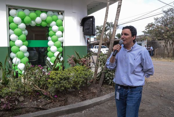 Jornada en Urabá
Jornada en Urabá
Fecha: Febrero 6 de 2015. Lugar: Urabá
Para descargar esta fotografía en alta resolución, haga clic sobre la imagen hasta que la misma se despliegue en la pantalla completa; luego dé clic derecho y elija la opción "guardar imagen como". 
En caso de publicación por cualquier medio, solicitamos acompañarla del crédito: "Foto EPM"
Palabras clave: Jornada Urabá