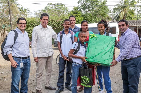 Jornada en Urabá
Jornada en Urabá
Fecha: Febrero 6 de 2015. Lugar: Urabá
Para descargar esta fotografía en alta resolución, haga clic sobre la imagen hasta que la misma se despliegue en la pantalla completa; luego dé clic derecho y elija la opción "guardar imagen como". 
En caso de publicación por cualquier medio, solicitamos acompañarla del crédito: "Foto EPM"
Palabras clave: Jornada Urabá
