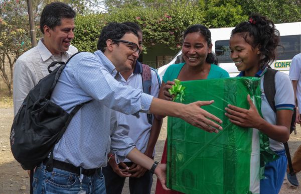 Jornada en Urabá
Jornada en Urabá
Fecha: Febrero 6 de 2015. Lugar: Urabá
Para descargar esta fotografía en alta resolución, haga clic sobre la imagen hasta que la misma se despliegue en la pantalla completa; luego dé clic derecho y elija la opción "guardar imagen como". 
En caso de publicación por cualquier medio, solicitamos acompañarla del crédito: "Foto EPM"
Palabras clave: Jornada Urabá