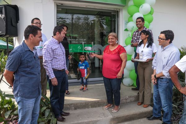 Jornada en Urabá
Jornada en Urabá
Fecha: Febrero 6 de 2015. Lugar: Urabá
Para descargar esta fotografía en alta resolución, haga clic sobre la imagen hasta que la misma se despliegue en la pantalla completa; luego dé clic derecho y elija la opción "guardar imagen como". 
En caso de publicación por cualquier medio, solicitamos acompañarla del crédito: "Foto EPM"
Palabras clave: Jornada Urabá