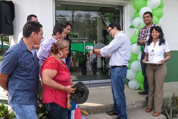 Jornada en Urabá
Jornada en Urabá
Fecha: Febrero 6 de 2015. Lugar: Urabá
Para descargar esta fotografía en alta resolución, haga clic sobre la imagen hasta que la misma se despliegue en la pantalla completa; luego dé clic derecho y elija la opción "guardar imagen como". 
En caso de publicación por cualquier medio, solicitamos acompañarla del crédito: "Foto EPM"
Palabras clave: Jornada Urabá