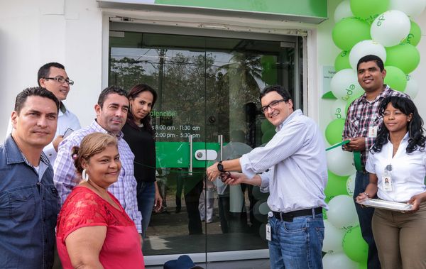 Jornada en Urabá
Jornada en Urabá
Fecha: Febrero 6 de 2015. Lugar: Urabá
Para descargar esta fotografía en alta resolución, haga clic sobre la imagen hasta que la misma se despliegue en la pantalla completa; luego dé clic derecho y elija la opción "guardar imagen como". 
En caso de publicación por cualquier medio, solicitamos acompañarla del crédito: "Foto EPM"
Palabras clave: Jornada Urabá