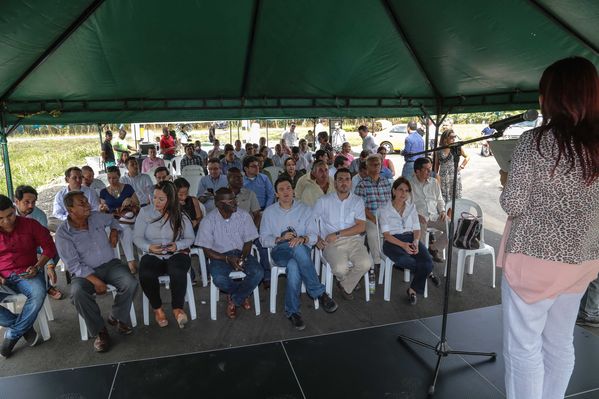 Jornada en Urabá
Jornada en Urabá
Fecha: Febrero 6 de 2015. Lugar: Urabá
Para descargar esta fotografía en alta resolución, haga clic sobre la imagen hasta que la misma se despliegue en la pantalla completa; luego dé clic derecho y elija la opción "guardar imagen como". 
En caso de publicación por cualquier medio, solicitamos acompañarla del crédito: "Foto EPM"
Palabras clave: Jornada Urabá