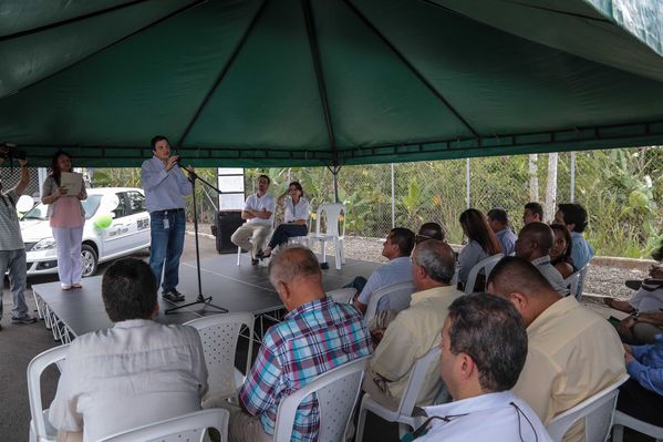 Jornada en Urabá
Jornada en Urabá
Fecha: Febrero 6 de 2015. Lugar: Urabá
Para descargar esta fotografía en alta resolución, haga clic sobre la imagen hasta que la misma se despliegue en la pantalla completa; luego dé clic derecho y elija la opción "guardar imagen como". 
En caso de publicación por cualquier medio, solicitamos acompañarla del crédito: "Foto EPM"
Palabras clave: Jornada Urabá