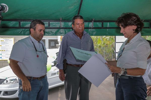 Jornada en Urabá
Jornada en Urabá
Fecha: Febrero 6 de 2015. Lugar: Urabá
Para descargar esta fotografía en alta resolución, haga clic sobre la imagen hasta que la misma se despliegue en la pantalla completa; luego dé clic derecho y elija la opción "guardar imagen como". 
En caso de publicación por cualquier medio, solicitamos acompañarla del crédito: "Foto EPM"
Palabras clave: Jornada Urabá