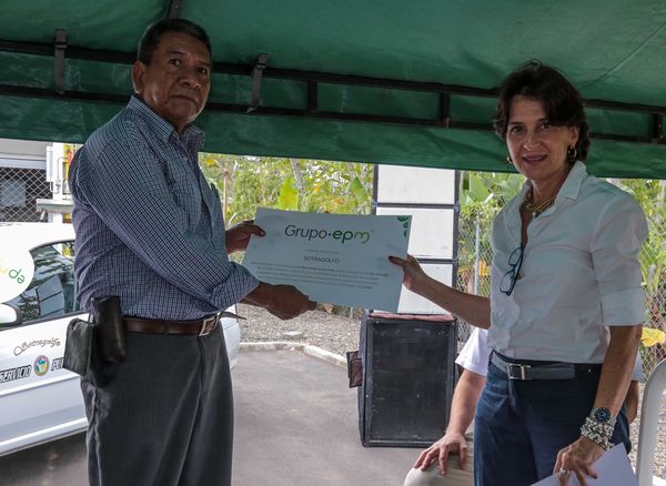 Jornada en Urabá
Jornada en Urabá
Fecha: Febrero 6 de 2015. Lugar: Urabá
Para descargar esta fotografía en alta resolución, haga clic sobre la imagen hasta que la misma se despliegue en la pantalla completa; luego dé clic derecho y elija la opción "guardar imagen como". 
En caso de publicación por cualquier medio, solicitamos acompañarla del crédito: "Foto EPM"
Palabras clave: Jornada Urabá