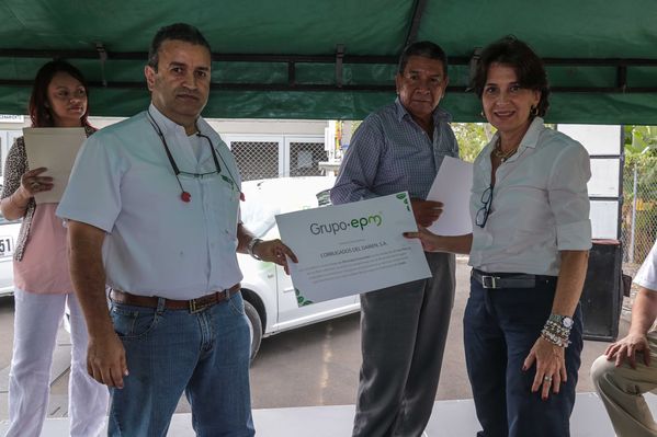 Jornada en Urabá
Jornada en Urabá
Fecha: Febrero 6 de 2015. Lugar: Urabá
Para descargar esta fotografía en alta resolución, haga clic sobre la imagen hasta que la misma se despliegue en la pantalla completa; luego dé clic derecho y elija la opción "guardar imagen como". 
En caso de publicación por cualquier medio, solicitamos acompañarla del crédito: "Foto EPM"
Palabras clave: Jornada Urabá