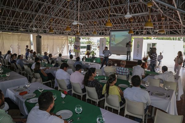 Jornada en Urabá
Jornada en Urabá
Fecha: Febrero 6 de 2015. Lugar: Urabá
Para descargar esta fotografía en alta resolución, haga clic sobre la imagen hasta que la misma se despliegue en la pantalla completa; luego dé clic derecho y elija la opción "guardar imagen como". 
En caso de publicación por cualquier medio, solicitamos acompañarla del crédito: "Foto EPM"
Palabras clave: Jornada Urabá