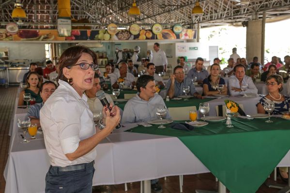 Jornada en Urabá
Jornada en Urabá
Fecha: Febrero 6 de 2015. Lugar: Urabá
Para descargar esta fotografía en alta resolución, haga clic sobre la imagen hasta que la misma se despliegue en la pantalla completa; luego dé clic derecho y elija la opción "guardar imagen como". 
En caso de publicación por cualquier medio, solicitamos acompañarla del crédito: "Foto EPM"
Palabras clave: Jornada Urabá