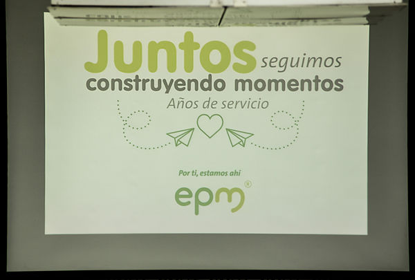 Años de servicio 2019
Años de servicio 2019
Fecha: Julio 16 2019. 
Para descargar esta fotografía en alta resolución, haga clic sobre la imagen hasta que la misma se despliegue en la pantalla completa; luego dé clic derecho y elija la opción "guardar imagen como".
En caso de publicación por cualquier medio, solicitamos acompañarla del crédito: "Cortesía EPM".
Palabras clave: Años de servicio 2019