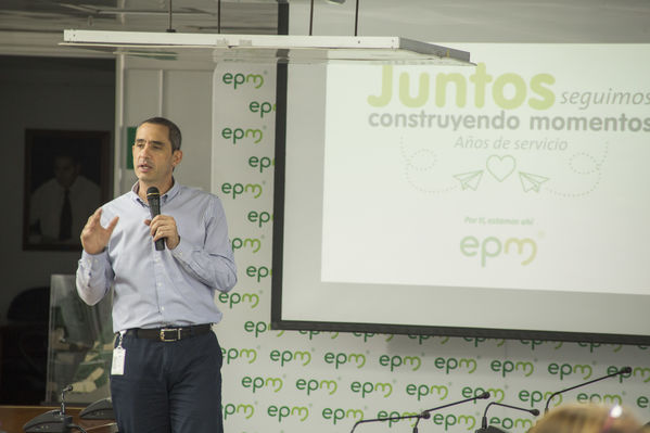Años de servicio 2019
Años de servicio 2019
Fecha: Julio 16 2019. 
Para descargar esta fotografía en alta resolución, haga clic sobre la imagen hasta que la misma se despliegue en la pantalla completa; luego dé clic derecho y elija la opción "guardar imagen como".
En caso de publicación por cualquier medio, solicitamos acompañarla del crédito: "Cortesía EPM".
Palabras clave: Años de servicio 2019