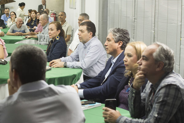 Años de servicio 2019
Años de servicio 2019
Fecha: Julio 16 2019. 
Para descargar esta fotografía en alta resolución, haga clic sobre la imagen hasta que la misma se despliegue en la pantalla completa; luego dé clic derecho y elija la opción "guardar imagen como".
En caso de publicación por cualquier medio, solicitamos acompañarla del crédito: "Cortesía EPM".
Palabras clave: Años de servicio 2019