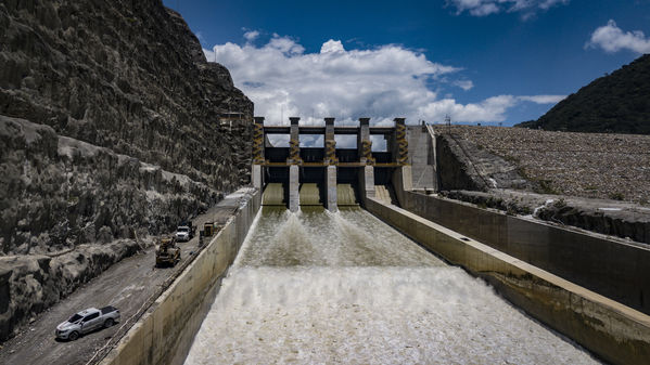 Terminación presa proyecto hidroeléctrico Ituango
Terminación presa proyecto hidroeléctrico Ituango
Fecha: Julio 15 de 2019. 
Para descargar esta fotografía en alta resolución, haga clic sobre la imagen hasta que la misma se despliegue en la pantalla completa; luego dé clic derecho y elija la opción "guardar imagen como". 
En caso de publicación por cualquier medio, solicitamos acompañarla del crédito: "Foto EPM"
Palabras clave: Terminación presa proyecto hidroeléctrico Ituango