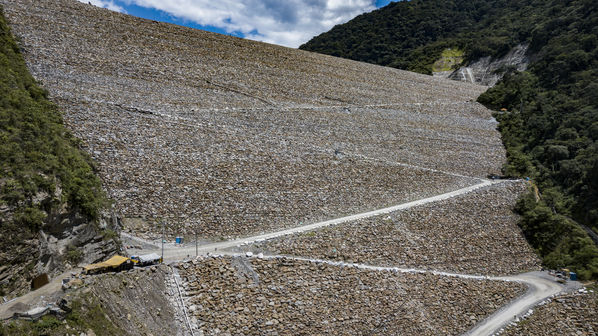 Terminación presa proyecto hidroeléctrico Ituango
Terminación presa proyecto hidroeléctrico Ituango
Fecha: Julio 15 de 2019. 
Para descargar esta fotografía en alta resolución, haga clic sobre la imagen hasta que la misma se despliegue en la pantalla completa; luego dé clic derecho y elija la opción "guardar imagen como". 
En caso de publicación por cualquier medio, solicitamos acompañarla del crédito: "Foto EPM"
Palabras clave: Terminación presa proyecto hidroeléctrico Ituango