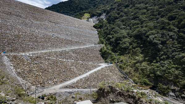 Terminación presa proyecto hidroeléctrico Ituango
Terminación presa proyecto hidroeléctrico Ituango
Fecha: Julio 15 de 2019. 
Para descargar esta fotografía en alta resolución, haga clic sobre la imagen hasta que la misma se despliegue en la pantalla completa; luego dé clic derecho y elija la opción "guardar imagen como". 
En caso de publicación por cualquier medio, solicitamos acompañarla del crédito: "Foto EPM"
Palabras clave: Terminación presa proyecto hidroeléctrico Ituango
