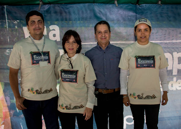 Feria Campesina
Feria Campesina
Fecha: Julio 18 de 2014. Lugar: Pies Descalzos - Medellín
Para descargar esta fotografía en alta resolución, haga clic sobre la imagen hasta que la misma se despliegue en la pantalla completa; luego dé clic derecho y elija la opción "guardar imagen como". 
En caso de publicación por cualquier medio, solicitamos acompañarla del crédito: "Foto EPM"
Palabras clave: Feria Campesina