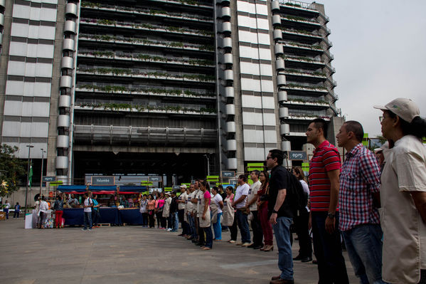 Feria Campesina
Feria Campesina
Fecha: Julio 18 de 2014. Lugar: Pies Descalzos - Medellín
Para descargar esta fotografía en alta resolución, haga clic sobre la imagen hasta que la misma se despliegue en la pantalla completa; luego dé clic derecho y elija la opción "guardar imagen como". 
En caso de publicación por cualquier medio, solicitamos acompañarla del crédito: "Foto EPM"
Palabras clave: Feria Campesina