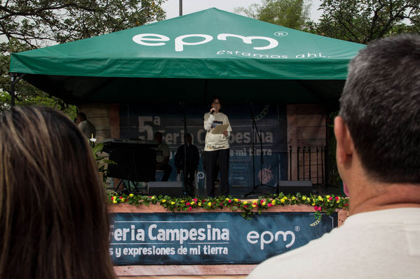 Feria Campesina
Feria Campesina
Fecha: Julio 18 de 2014. Lugar: Pies Descalzos - Medellín
Para descargar esta fotografía en alta resolución, haga clic sobre la imagen hasta que la misma se despliegue en la pantalla completa; luego dé clic derecho y elija la opción "guardar imagen como". 
En caso de publicación por cualquier medio, solicitamos acompañarla del crédito: "Foto EPM"
Palabras clave: Feria Campesina