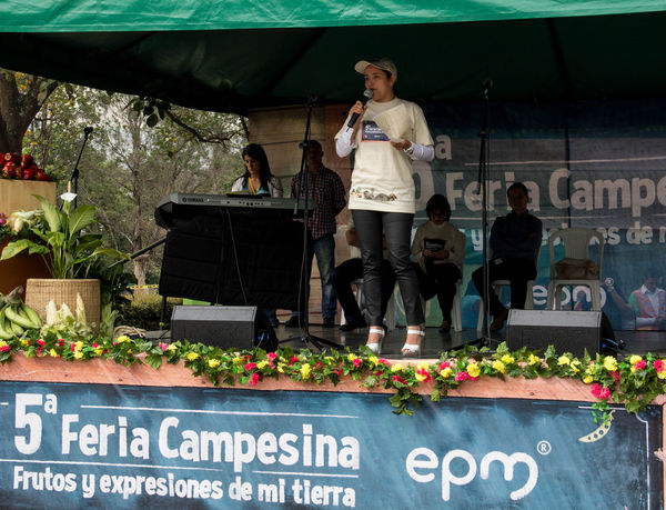 Feria Campesina
Feria Campesina
Fecha: Julio 18 de 2014. Lugar: Pies Descalzos - Medellín
Para descargar esta fotografía en alta resolución, haga clic sobre la imagen hasta que la misma se despliegue en la pantalla completa; luego dé clic derecho y elija la opción "guardar imagen como". 
En caso de publicación por cualquier medio, solicitamos acompañarla del crédito: "Foto EPM"
Palabras clave: Feria Campesina