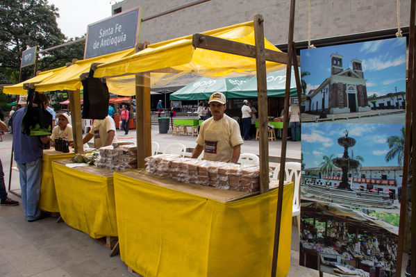 Feria Campesina
Feria Campesina
Fecha: Julio 18 de 2014. Lugar: Pies Descalzos - Medellín
Para descargar esta fotografía en alta resolución, haga clic sobre la imagen hasta que la misma se despliegue en la pantalla completa; luego dé clic derecho y elija la opción "guardar imagen como". 
En caso de publicación por cualquier medio, solicitamos acompañarla del crédito: "Foto EPM"
Palabras clave: Feria Campesina