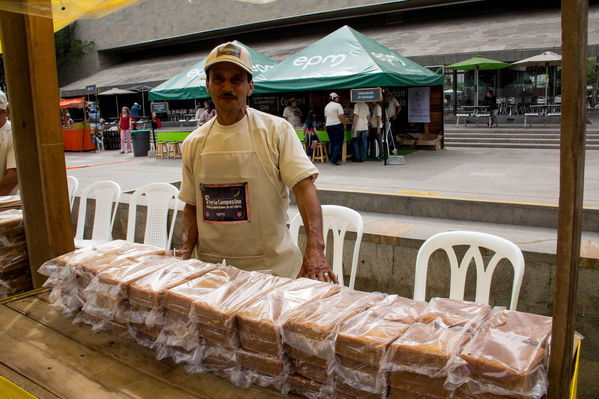 Feria Campesina
Feria Campesina
Fecha: Julio 18 de 2014. Lugar: Pies Descalzos - Medellín
Para descargar esta fotografía en alta resolución, haga clic sobre la imagen hasta que la misma se despliegue en la pantalla completa; luego dé clic derecho y elija la opción "guardar imagen como". 
En caso de publicación por cualquier medio, solicitamos acompañarla del crédito: "Foto EPM"
Keywords: Feria Campesina