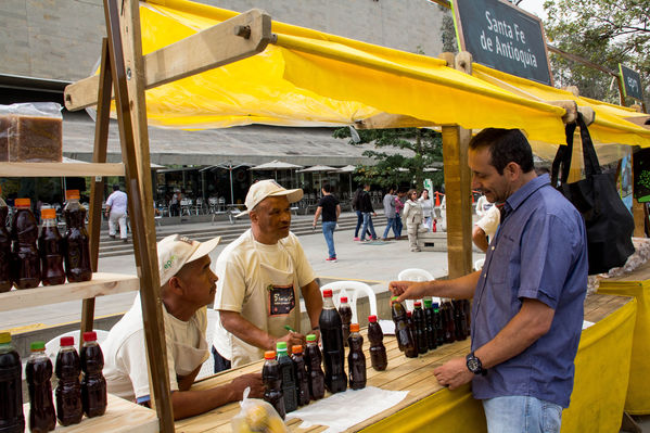 Feria Campesina
Feria Campesina
Fecha: Julio 18 de 2014. Lugar: Pies Descalzos - Medellín
Para descargar esta fotografía en alta resolución, haga clic sobre la imagen hasta que la misma se despliegue en la pantalla completa; luego dé clic derecho y elija la opción "guardar imagen como". 
En caso de publicación por cualquier medio, solicitamos acompañarla del crédito: "Foto EPM"
Palabras clave: Feria Campesina