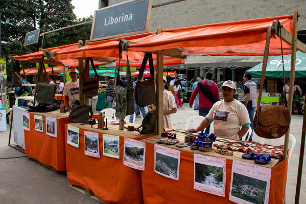 Feria Campesina
Feria Campesina
Fecha: Julio 18 de 2014. Lugar: Pies Descalzos - Medellín
Para descargar esta fotografía en alta resolución, haga clic sobre la imagen hasta que la misma se despliegue en la pantalla completa; luego dé clic derecho y elija la opción "guardar imagen como". 
En caso de publicación por cualquier medio, solicitamos acompañarla del crédito: "Foto EPM"
Palabras clave: Feria Campesina