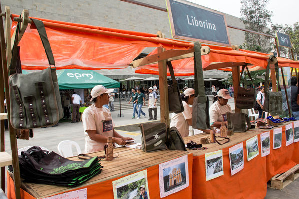 Feria Campesina
Feria Campesina
Fecha: Julio 18 de 2014. Lugar: Pies Descalzos - Medellín
Para descargar esta fotografía en alta resolución, haga clic sobre la imagen hasta que la misma se despliegue en la pantalla completa; luego dé clic derecho y elija la opción "guardar imagen como". 
En caso de publicación por cualquier medio, solicitamos acompañarla del crédito: "Foto EPM"
Palabras clave: Feria Campesina