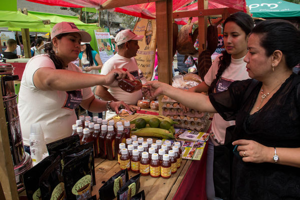 Feria Campesina
Feria Campesina
Fecha: Julio 18 de 2014. Lugar: Pies Descalzos - Medellín
Para descargar esta fotografía en alta resolución, haga clic sobre la imagen hasta que la misma se despliegue en la pantalla completa; luego dé clic derecho y elija la opción "guardar imagen como". 
En caso de publicación por cualquier medio, solicitamos acompañarla del crédito: "Foto EPM"
Palabras clave: Feria Campesina