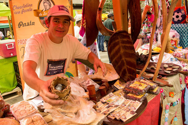 Feria Campesina
Feria Campesina
Fecha: Julio 18 de 2014. Lugar: Pies Descalzos - Medellín
Para descargar esta fotografía en alta resolución, haga clic sobre la imagen hasta que la misma se despliegue en la pantalla completa; luego dé clic derecho y elija la opción "guardar imagen como". 
En caso de publicación por cualquier medio, solicitamos acompañarla del crédito: "Foto EPM"
Palabras clave: Feria Campesina