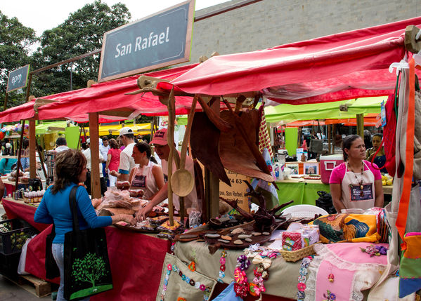 Feria Campesina
Feria Campesina
Fecha: Julio 18 de 2014. Lugar: Pies Descalzos - Medellín
Para descargar esta fotografía en alta resolución, haga clic sobre la imagen hasta que la misma se despliegue en la pantalla completa; luego dé clic derecho y elija la opción "guardar imagen como". 
En caso de publicación por cualquier medio, solicitamos acompañarla del crédito: "Foto EPM"
Palabras clave: Feria Campesina