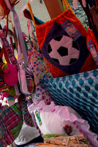 Feria Campesina
Feria Campesina
Fecha: Julio 18 de 2014. Lugar: Pies Descalzos - Medellín
Para descargar esta fotografía en alta resolución, haga clic sobre la imagen hasta que la misma se despliegue en la pantalla completa; luego dé clic derecho y elija la opción "guardar imagen como". 
En caso de publicación por cualquier medio, solicitamos acompañarla del crédito: "Foto EPM"
Palabras clave: Feria Campesina