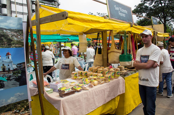 Feria Campesina
Feria Campesina
Fecha: Julio 18 de 2014. Lugar: Pies Descalzos - Medellín
Para descargar esta fotografía en alta resolución, haga clic sobre la imagen hasta que la misma se despliegue en la pantalla completa; luego dé clic derecho y elija la opción "guardar imagen como". 
En caso de publicación por cualquier medio, solicitamos acompañarla del crédito: "Foto EPM"
Palabras clave: Feria Campesina