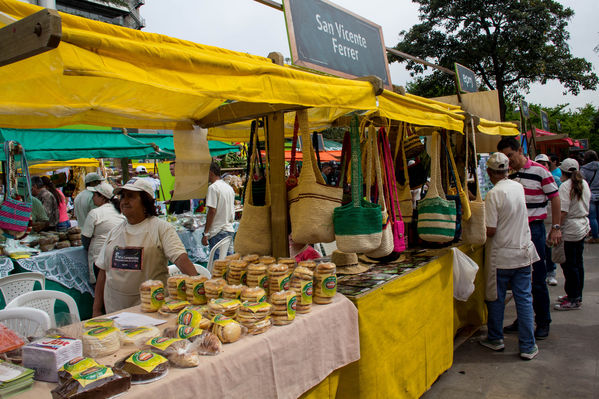 Feria Campesina
Feria Campesina
Fecha: Julio 18 de 2014. Lugar: Pies Descalzos - Medellín
Para descargar esta fotografía en alta resolución, haga clic sobre la imagen hasta que la misma se despliegue en la pantalla completa; luego dé clic derecho y elija la opción "guardar imagen como". 
En caso de publicación por cualquier medio, solicitamos acompañarla del crédito: "Foto EPM"
Palabras clave: Feria Campesina