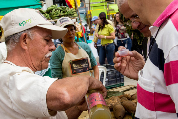 Feria Campesina
Feria Campesina
Fecha: Julio 18 de 2014. Lugar: Pies Descalzos - Medellín
Para descargar esta fotografía en alta resolución, haga clic sobre la imagen hasta que la misma se despliegue en la pantalla completa; luego dé clic derecho y elija la opción "guardar imagen como". 
En caso de publicación por cualquier medio, solicitamos acompañarla del crédito: "Foto EPM"
Palabras clave: Feria Campesina