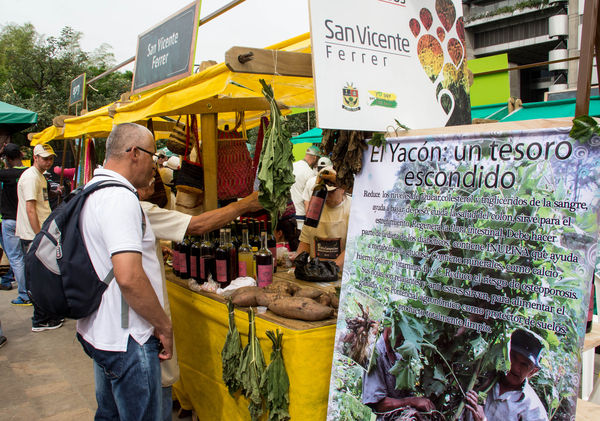 Feria Campesina
Feria Campesina
Fecha: Julio 18 de 2014. Lugar: Pies Descalzos - Medellín
Para descargar esta fotografía en alta resolución, haga clic sobre la imagen hasta que la misma se despliegue en la pantalla completa; luego dé clic derecho y elija la opción "guardar imagen como". 
En caso de publicación por cualquier medio, solicitamos acompañarla del crédito: "Foto EPM"
Palabras clave: Feria Campesina