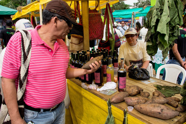 Feria Campesina
Feria Campesina
Fecha: Julio 18 de 2014. Lugar: Pies Descalzos - Medellín
Para descargar esta fotografía en alta resolución, haga clic sobre la imagen hasta que la misma se despliegue en la pantalla completa; luego dé clic derecho y elija la opción "guardar imagen como". 
En caso de publicación por cualquier medio, solicitamos acompañarla del crédito: "Foto EPM"
Palabras clave: Feria Campesina