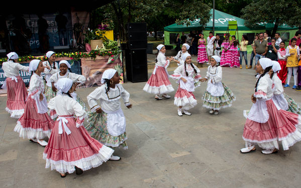 Feria Campesina
Feria Campesina
Fecha: Julio 18 de 2014. Lugar: Pies Descalzos - Medellín
Para descargar esta fotografía en alta resolución, haga clic sobre la imagen hasta que la misma se despliegue en la pantalla completa; luego dé clic derecho y elija la opción "guardar imagen como". 
En caso de publicación por cualquier medio, solicitamos acompañarla del crédito: "Foto EPM"
Palabras clave: Feria Campesina