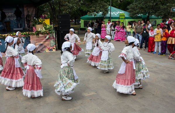 Feria Campesina
Feria Campesina
Fecha: Julio 18 de 2014. Lugar: Pies Descalzos - Medellín
Para descargar esta fotografía en alta resolución, haga clic sobre la imagen hasta que la misma se despliegue en la pantalla completa; luego dé clic derecho y elija la opción "guardar imagen como". 
En caso de publicación por cualquier medio, solicitamos acompañarla del crédito: "Foto EPM"
Palabras clave: Feria Campesina
